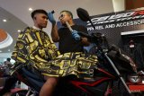 Barber Man, Ferry Bounce (kanan) memangkas rambut pengguna motor Honda Vario di atas motor di Atrium Megamall Ayani Pontianak, Kalbar, Minggu (14/10). Layanan istimewa Honda Barber Ride bagi pelanggan setia motor Honda tersebut, merupakan rangkaian dari peluncuran motor Honda CBR 150 R StreetFire buatan PT Astra Honda Motor (AHM). ANTARA FOTO/Jessica Helena Wuysang/18          