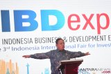 Menko Perekonomian Darmin Nasution memberikan sambutan saat pembukaan Indonesia Business & Development (IBD) Expo 2018 di Surabaya, Jawa Timur, Rabu (3/10/2018). Pameran yang diikuti 108 Badan Usaha Milik Negara (BUMN) tersebut menjadi wadah bagi BUMN untuk mempromosikan perkembangan kinerja, inovasi dan peran BUMN yang berlangsung hingga Sabtu (6/10). ANTARA FOTO/Zabur Karuru/hp.