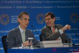     Economic Counsellor IMF Maurice Obstfeld (kanan) berbincang dengan Deputy Director, Research Department IMF Gian Maria Milesi-Ferretti (kiri) di sela-sela sesi konferensi pers Pertemuan Tahunan IMF-World Bank Group 2018 di Bali International Convention Center (BICC), Nusa Dua, Bali, Selasa (9/10/2018). Sesi diskusi tersebut membahas prospek perekonomian di berbagai negara di dunia ke depannya. ANTARA FOTO/ ICom/AM IMF-WBG//Nyoman Budhiana/pras.