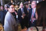     Menteri Keuangan Sri Mulyani Indrawati (kiri) berbincang dengan sejumlah delegasi dari Multilateral Investment Guarantee Agency (MIGA) saat menghadiri Remark MIGA - LPEI Cocktail pada rangkaian Pertemuan Tahunan IMF - World Bank Group 2018 di The Laguna Resort, Nusa Dua, Bali, Selasa (9/10/2018). ANTARA FOTO/ICom/AM IMF-WBG/Jefri Tarigan/foc.