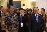 Presiden Joko Widodo (kiri) dan Perdana Menteri Vietnam Nguyen Xuan Phuc (kanan) berjalan meninggalkan ruangan usai melakukan pertemuan bilateral di Bali Nusa Dua Convention Center, Nusa Dua, Bali, Jumat (12/10/2018). Dalam petemuan itu dibahas mengenai kerja sama kedua negara. ANTARA FOTO/ICom/AM IMF-WBG/Wisnu Widiantoro/aww.