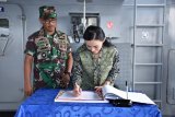 Danlantamal XII Laksamana Pertama TNI Greg. Agung W.D, M.Tr (Han) didampingi Wadan Lantamal XII Kolonel Laut (P) Joko Sumitro S.E. dan para Asisten Danlantamal XII menerima kunjungan Bupati Landak, Karolin Margret Natasa di Mako Lantamal XII Pontianak pada akhir September 2018. Dalam kesempatan tersebut, Bupati Landak berkesempatan untuk melihat langsung alutsista milik TNI AL/Lantamal XII Pontianak yakni KRI Torani - 860 Unsur Satuan Kapal Patroli Lantamal XII Pontianak. FOTO Dispen Lantamal XII Pontianak