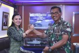 Danlantamal XII Laksamana Pertama TNI Greg. Agung W.D, M.Tr (Han) didampingi Wadan Lantamal XII Kolonel Laut (P) Joko Sumitro S.E. dan para Asisten Danlantamal XII menerima kunjungan Bupati Landak, Karolin Margret Natasa di Mako Lantamal XII Pontianak pada akhir September 2018. Dalam kesempatan tersebut, Bupati Landak berkesempatan untuk melihat langsung alutsista milik TNI AL/Lantamal XII Pontianak yakni KRI Torani - 860 Unsur Satuan Kapal Patroli Lantamal XII Pontianak. FOTO Dispen Lantamal XII Pontianak