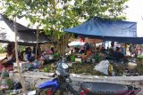 Warga Donggala bangun tenda di samping rumah