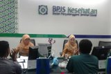 Karyawan Badan Penyelenggara Jaminan Sosial (BPJS) Kesehatan Cabang Banjarmasin memberikan pelayanan administrasi kepada peserta BPJS Kesehatan, Jum'at (12/10).Foto:Antaranews Kalsel/Arianto/f.
