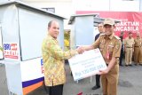 Bupati Tanah Laut H Sukamta menerima bantuan Bank Rakyat Indonesia cabang Pelaihari untuk pengembangan Usaha Mikro Kecil di daerah tersebut, Selasa (16/10).Foto:Antaranews Kalsel/Arianto/f.