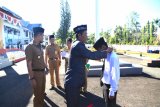 Bupati Tanah Laut H Sukamta Menyerahkan Penghargaan Kepada Santri Tanah Laut Berprestasi, Senin (22/10).Antaranews Kalsel/Arianto/f.