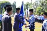 Bupati Tanah Laut H Sukamta melepas Kafilah MTQ Tanah Laut untuk mengikuti MTQ Nasional Tingkat Provinsi Kalimantan Selatan, di Tanjung, Kabupaten Tabalong, di halaman Kantor Bupati Tanah Laut,  Senin (29/10).Foto:Antaranews Kalsel/Arianto.