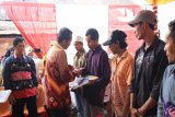 Bupati Tanah Laut H Sukamta menyerahkan bantuan rehabilitasi sosial rumah tidak layak huni di Desa Tabanio, Kecamatan Takisung, Jum'at (26/10).Foto:Antaranews Kalsel/Arianto.