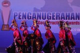 Penari membawakan tari Gelleng Ro'om saat Penganugerahaan Otonomi Awards dan Kompetisi Inovasi Pelayanan Publik (Kovablik) 2018 di Surabaya, Jawa Timur, Senin (22/10/2018). Kegiatan tersebut merupakan ajang untuk mengapresiasi instansi pemerintah maupun swasta dalam menciptakan inovasi pelayanan publik dan membuka akses bagi kaum difabel dan kelompok rentan. Antara Jatim/Moch Asim/ZK.