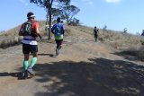 Peserta mengikuti lomba lari 'Ijen Trail Running' di kawasan Gunung Ijen,  Kecamatan Ijen, Bondowoso, Jawa Timur, Minggu (30/9). Ratusan peserta dari 23 negara mengikuti lari lintas alam Ijen Trail Running untuk memperkenalkan destinasi wisata agar memberikan dampak ekonomi bagi masyarakatÂ Bondowoso. Antara Jatim/Seno/mas/18.