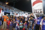 Suporter tim Arema FC membawa spanduk saat Ikrar Damai Sepakbola Indonesia di stadion Kanjuruhan, Malang, Jawa Timur, Sabtu (29/9). Ikrar damai yang juga diikuti perwakilan manajemen 18 klub peserta Liga 1 GOJEK. Antara Jatim/Ari Bowo Sucipto/mas/18.