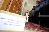 Sejumlah Aparatur Sipil Negara (ASN) menunaikan salat ghaib saat aksi peduli gempa Sulawesi Tengah (Suteng) di Kantor Imigrasi Kelas II Blitar, Jawa Timur, Senin (1/10). Aksi yang diawali dengen salat ghaib dan dilanjutkan penggalangan dana tersebut nantinya akan disalurkan langsung ke sejumlah daerah terdampak bencana. Antara Jatim/Irfan Anshori/mas/18.