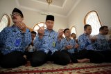 Kepala Kantor Imigrasi Kelas II Blitar Muhammad Akram (Dua Kiri) berama sejumlah Aparatur Sipil Negara (ASN) menunaikan salat ghaib saat aksi peduli gempa Sulawesi Tengah (Suteng) di Kantor Imigrasi Kelas II Blitar, Jawa Timur, Senin (1/10). Aksi yang diawali dengen salat ghaib dan dilanjutkan penggalangan dana tersebut nantinya akan disalurkan langsung ke sejumlah daerah terdampak bencana. Antara JatimIrfan Anshori/mas/18.