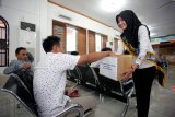 Seorangg Aparatur Sipil Negara (ASN) menggalang dana dari pemohon paspor usai menunaikan salat ghaib saat aksi peduli gempa Sulawesi Tengah (Suteng) di Kantor Imigrasi Kelas II Blitar, Jawa Timur, Senin (1/10). Aksi yang diawali dengen salat ghaib dan dilanjutkan penggalangan dana tersebut nantinya akan disalurkan langsung ke sejumlah daerah terdampak bencana. Antara Jatim/Irfan Anshori/mas/18.