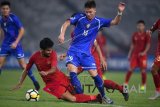 Pemain Timnas Indonesia Asnawi Mangkualam Bahar (kiri) merebut bola dari pemain Timnas Taiwan Will Donkin dalam penyisihan Grup A Piala Asia U-19 di Stadion Utama Gelora Bung Karno, Jakarta, Kamis (18/10/2018). ANTARA FOTO/Sigid Kurniawan/wdy/2018