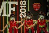     Penampilan penari dari Banjarmasin saat tampil membawakan tari topeng berjudul 