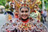 Peserta berbusana perpaduan tradisional dan kontemporer mengikuti kirab budaya Jambore Pemuda Daerah ke-6 di Sidoarjo, Jawa Timur, Minggu (21/10/2018). Jambore tersebut diharapkan dapat mendorong dan menginspirasi para pemuda untuk lebih kreatif. Antara Jatim/Umarul Faruq/ZK