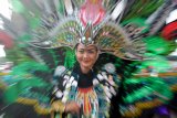 Peserta berbusana perpaduan tradisional dan kontemporer mengikuti kirab budaya Jambore Pemuda Daerah ke-6 di Sidoarjo, Jawa Timur, Minggu (21/10/2018). Jambore tersebut diharapkan dapat mendorong dan menginspirasi para pemuda untuk lebih kreatif. Antara Jatim/Umarul Faruq/ZK