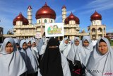  Sejumlah santri mengikuti pawai peringatan Hari Santri Nasional di Meulaboh, Aceh Barat, Aceh, Jumat (19/10/2018). Kegiatan yang diikuti ratusan santri dan guru dari berbagai sekolah dan pesantren tersebut untuk memperingati Hari Santri Nasional yang jatuh pada 22 Oktober mendatang. ANTARA FOTO/Syifa Yulinnas/aww.