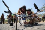 Mahasiswa Institut Teknologi Sepuluh Nopember Surabaya (ITS) yang tergabung dalam tim robot Bayucaraka ITS menguji coba pesawat Soeromiber v3 di Surabaya, Jawa Timur, Rabu (31/10/2018). Tim robot Bayucaraka ITS menjadi salah satu tim peserta dalam ajang Kontes Robot Terbang Indonesia (KRTI) 2018 pada 5-10 November 2018 di Lampung yang mengusung tema 