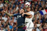 Pesepak bola timnas Prancis Lucas Hernandez (kiri) berebut bola dengan pesepak bola timnas Jerman Thilo Kehrer (kanan) pada Liga A Grup 1 UEFA Nations League, di Stade de France, Paris, Selasa (16/10/2018) waktu setempat. Prancis menang 2-1 atas Jerman. REUTERS/Gonzalo Fuentes/wsj.