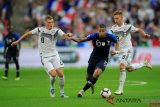     Pesepak bola timnas Prancis Kylian Mbappe (tengah) menggiring bola dengan dibayangi pesepak bola timnas Jerman Toni Kroos (kiri) dan Joshua Kimmich (kanan) pada Liga A Grup 1 UEFA Nations League, di Stade de France, Paris, Selasa (16/10/2018) waktu setempat. Prancis menang 2-1 atas Jerman. REUTERS/Gonzalo Fuentes/wsj.