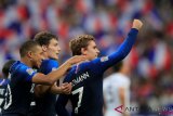     Pesepak bola timnas Prancis Antoine Griezmann (kanan) melakukan selebrasi bersama rekan setimnya Kylian Mbappe (kiri) dan Benjamin Pavard (tengah) usai mencetak gol ke gawang timnas Jerman pada Liga A Grup 1 UEFA Nations League, di Stade de France, Paris, Selasa (16/10/2018) waktu setempat. Prancis menang 2-1 atas Jerman. REUTERS/Gonzalo Fuentes/wsj.