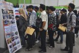 Sejumlah calon pelamar kerja melamar pekerjaan pada Job Fair di Gedung Sukapura, Kota Tasikmalaya, Jawa Barat, Jumat (19/10/2018). Badan Pusat Statistik menyatakan, jumlah penduduk bekerja pada triwulan I pada tahun 2018 sebanyak 127,07 juta orang, diantaranya lapangan pekerjaan pada sektor Pertanian, Kehutanan dan Perikanan persentasenya sebesar 30,46 persen, sektor Perdagangan sebesar 18,53 persen atau sebanyak 23,55 juta orang, sedangkan sektor Industri Pengolahan sebesar 14,11 persen atau sebanyak 17,92 juta orang. ANTARA JABAR/Adeng Bustomi/agr.