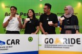 VP Marketing Transport Gojek  Monita Moerdani (kedua kiri) bersama VP Corporate Affairs Gojek Michael Say (kedua kanan) dan  Psikolog Dessy Ilsanty (kanan) serta artis yang juga pengguna Gojek Dimas Danang (kiri) saling berbincang di sela-sela peluncuran kampanye #UdahWaktunya di Surabaya, Jawa Timur, Jumat (19/10/2018). Dengan layanan tersebut diharapkan dapat membantu kebutuhan masyarakat akan transportasi yang aman dan terjangkau serta mengajak masyarakat untuk memanfaatkan layanan ride-hailing Gojek untuk mengurangi stres ketika mengalami kemacetan . Antara Jatim/Zabur Karuru