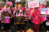 Warga mengkuti Pink Parade di Gedung Negara Grahadi, Surabaya, Jawa Tmur, Sabtu (20/10/2018). Kegiatan yang diikuti ratusan peserta itu merupakan kampanye gerakan melawan kanker payudara. Antara Jatim/Didik Suhartono/ZK