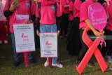 Warga mengkuti Pink Parade di Gedung Negara Grahadi, Surabaya, Jawa Tmur, Sabtu (20/10/2018). Kegiatan yang diikuti ratusan peserta itu merupakan kampanye gerakan melawan kanker payudara. Antara Jatim/Didik Suhartono/ZK