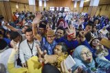 Calon Wakil Presiden nomor urut dua Sandiaga Uno melambaikan tangan saat melakukan silaturahmi bersama warga Muhammadiyah di Masjid Mujahidin Bandung, Jawa Barat, Senin (16/10/2018). Silaturahmi bersama ratusan warga Muhammadiyah Jawa Barat tersebut sebagai salah satu rangkaian kampanye Sandiaga di Kota Bandung. ANTARA JABAR/Raisan Al Farisi/agr.