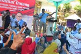 Calon wakil presiden nomor urut 02 Sandiaga Uno berdiskusi dengan para Paguyuban Peternak Ayam Petelur Ciamis (P2APC) di Sindangrasa, Kabupaten Ciamis, Jawa Barat, Senin (15/10/2018). Sandiaga Uno berjanji akan mengatasi persoalan peternak terutama mahalnya harga pakan yang terkena imbas nilai tukar rupiah terhadap dolar. ANTARA FOTO/Adeng Bustomi/pras.