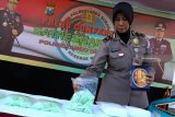 Polisi menata barang bukti saat ungkap kasus peredaran narkoba di Polrestabes Surabaya, Jawa Timur, Rabu (24/10/2018). Satresnarkoba Polrestabes Surabaya menangkap tersangka L C (20) atas kasus dugaan mengedarkan narkoba jenis sabu dan ekstasi dengan cara memasukkan dalam kemasan biskuit dan selanjutnya dikirim ke pemesan menggunakan jasa ojek daring. Polisi menyita sejumlah barang bukti beberapa diantaranya sabu seberat 2,2 kilogram dan pil ekstasi sebanyak 4.115 butir. Antara Jatim/Didik Suhartono/ZK.