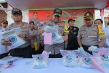 Kapolda Jawa Timur Inspektur Jenderal Polisi (Irjen Pol) Luki Hermawan (keempat kanan) didampingi Kapolrestabes Surabaya Komisaris Besar Polisi (Kombes Pol) Rudi Setiawan (kedua kanan) menunjukkan barang bukti saat ungkap kasus peredaran narkoba di Polrestabes Surabaya, Jawa Timur, Rabu (10/10). Satresnarkoba Polrestabes Surabaya menangkap dua tersangka berinisial AM (41) dan MM (19) atas kasus dugaan mengedarkan narkoba jenis sabu dan menyita barang bukti sabu seberat 6,2 kilogram dalam kasus itu. Antara Jatim/Didik Suhartono/mas/18.