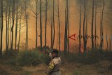 Petugas gabungan terkepung kobaran api dan kepulan asap saat melakukan pemadaman kebakaran hutan di lereng Gunung Ciremai, Kuningan, Jawa Barat, Rabu (3/10). Kebakaran hutan di Gunung Ciremai kembali meluas hingga mencapai 350 hektar dan belum berhasil dipadamkan. ANTARA JABAR/Dedhez Anggara/agr/18.
