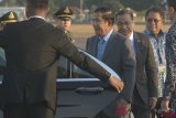 Perdana Menteri Kamboja Samdech Techo Hun Sen (ketiga kanan) didampingi Menteri Komunikasi dan Informatika Rudiantara (kanan) tiba di Bandara Internasional I Gusti Ngurah Rai, Bali, Rabu (10/10/2018). Perdana Menteri Hun Sen dijadwalkan akan menghadiri ASEAN Leaders Gathering yang diselenggarakan di sela-sela rangkaian Pertemuan Tahunan IMF - World Bank Group 2018 di kawasan Nusa Dua, Bali. ANTARA FOTO/ICom/AM IMF-WBG/Fikri Yusuf/ama