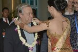     Sekretaris Jenderal PBB Antonio Guterres (kiri) tiba di Bandara Internasional I Gusti Ngurah Rai, Bali, Rabu (10/10/2018). Sekjen PBB Antonio Guterres dijadwalkan akan menghadiri Asean Leaders Gathering yang diselenggarakan di sela-sela rangkaian Pertemuan Tahunan IMF-World Bank Group 2018 di kawasan Nusa Dua, Bali. ANTARA FOTO/Fikri Yusuf/ama