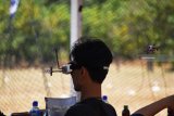 Atlet menyiapkan pesawat drone saat mengikuti kejuaraan nasional (kejurnas) balap pesawat drone di Lanud Iswahjudi, Magetan, Jawa Timur, Sabtu (29/9). Kejurnas balap drone tersebut diikuti 21 atlet dari lima provinsi, yaitu DKI Jakarta, Jawa Timur, Daerah Istimewa Yogyakarta, Jawa Barat dan Sulawesi Tengah. Antara Jatim/Siswowidodo/mas/18.