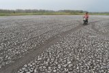 Pengendara melintas di dasar Waduk Saradan yang mengering di Saradan, Kabupaten Madiun, Jawa Timur, Minggu (21/10/2018). Musim kemarau di tahun ini menyebabkana waduk tersebut mengering dan warga setempat memanfaatkannya untuk dijadikan jalan pintas. Antara Jatim/Siswowidodo/ZK