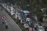 Kendaraan terjebak kemacetan di Jalan Ir H Juanda, Bandung, Jawa Barat, Sabtu (6/10). Lembaga riset Inrix mencatat, Kota Bandung menduduki posisi kedua kota paling macet di Indonesia setelah Jakarta dengan lama waktu terjebak kemacetan 46 jam selama setahun. ANTARA JABAR/Raisan Al Farisi/agr/18.
