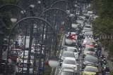 Kendaraan terjebak kemacetan di Jalan Ir H Juanda, Bandung, Jawa Barat, Sabtu (6/10). Lembaga riset Inrix mencatat, Kota Bandung menduduki posisi kedua kota paling macet di Indonesia setelah Jakarta dengan lama waktu terjebak kemacetan 46 jam selama setahun. ANTARA JABAR/Raisan Al Farisi/agr/18.