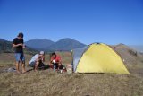 Pengunjung berkemah di Kawah Wurung, Ijen, Bondowoso, Jawa Timur, Minggu (30/9). Kawah Wurung adalah kawah tidak jadi atau kawah mati, termasuk dalam kaldera besar Gunung Ijen yang di kelilingi perbukitan padang rumput sabana, dan pengunjung bisa menikmati matahari terbit dan terbenam di kawah itu. Antara Jatim/Seno/mas/18.