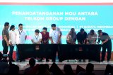 Menteri BUMN Rini Soemarno (kedua kiri) didampingi Dirut Telkom Alex J Sinaga (kiri) menyaksikan penandatanganan kerja sama antara Telkom dengan PT PAL, PT Barata, PT Borna Bisma Indra, PT DOK Perkapalan dan PT Mitratel dan PPI di sela-sela penutupan IBDExpo 2018 di Surabaya, Jawa Timur, Sabtu (6/10). Penandatangan kerja sama antara Telkom dengan sejumlah perusahaan BUMN tersebut terkait bidang komunikasi dan pengembangan bisnis.  Antara Jatim/Zabur Karuru/18