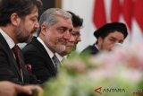 Kepala Eksekutif Pemerintah Afganistan Abdullah Abdullah (kedua kiri) bertemu dengan Presiden Joko Widodo di Istana Merdeka, Jakarta, Kamis (4/10/2018). Kunjungan Kepala Eksekutif Pemerintah Afganistan Abdullah Abdullah tersebut membahas hubungan bilateral kedua negara serta isu terkini, salah satunya bencana gempa bumi di Palu. ANTARA FOTO/Wahyu Putro A/aww.