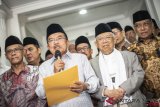Wakil Presiden Jusuf Kalla (kedua kiri), didampingi mantan Rais Aam PBNU Ma'ruf Amin (kedua kanan), Ketua Umum Pengurus Besar Nahdlatul Ulama (PBNU) Said Agil Siradj (kanan), dan Ketua Umum Pimpinan Pusat Muhammadiyah Haedar Nashir (kiri) menyampaikan hasil pertemuan para ormas terkait peristiwa pembakaran bendera bertuliskan kalimat tauhid, di Rumah Dinas Wakil Presiden, Jakarta, Jumat (26/10/2018). Dalam pertemuan tersebut para ormas menyepakati untuk menjaga suasana kedamaian, berupaya meredam situasi, serta mengajak seluruh masyarakat untuk bergandengan tangan menolak upaya adu domba dan pecah belah. ANTARA FOTO/Aprillio Akbar/hp