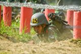 Sejumlah prajurit Korps Marinir melewati salah satu rintangan saat mengikuti lomba pembinaan satuan (binsat) di Brigif 2 Marinir Gedangan, Sidoarjo, Jawa Timur, Jumat (19/10/2018). Ketangkasan halang rintang merupakan rangkaian dari lomba pembinaan satuan (binsat) yang diikuti 34 tim perwakilan Batalyon Marinir se-Indonesia dalam memperingati HUT ke-73 Korps Marinir. Antara Jatim/Umarul Faruq/zk.