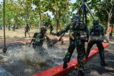 Sejumlah prajurit Korps Marinir melewati salah satu rintangan saat mengikuti lomba pembinaan satuan (binsat) di Brigif 2 Marinir Gedangan, Sidoarjo, Jawa Timur, Jumat (19/10/2018). Ketangkasan halang rintang merupakan rangkaian dari lomba pembinaan satuan (binsat) yang diikuti 34 tim perwakilan Batalyon Marinir se-Indonesia dalam memperingati HUT ke-73 Korps Marinir. Antara Jatim/Umarul Faruq/zk.