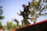 Sejumlah prajurit Korps Marinir melewati salah satu rintangan saat mengikuti lomba pembinaan satuan (binsat) di Brigif 2 Marinir Gedangan, Sidoarjo, Jawa Timur, Jumat (19/10/2018). Ketangkasan halang rintang merupakan rangkaian dari lomba pembinaan satuan (binsat) yang diikuti 34 tim perwakilan Batalyon Marinir se-Indonesia dalam memperingati HUT ke-73 Korps Marinir. Antara Jatim/Umarul Faruq/zk.